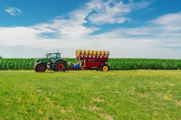 Traktorsåmaskin Grönt Majsfält Ljus Sommar Jordbruksutsikt Med Maskiner — Stockfoto