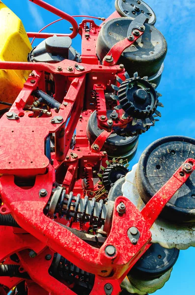 Egy Közeli Kép Magvetőről Mezőgazdasági Gépek Alkatrészei Mechanizmusai Kék Hátterében — Stock Fotó