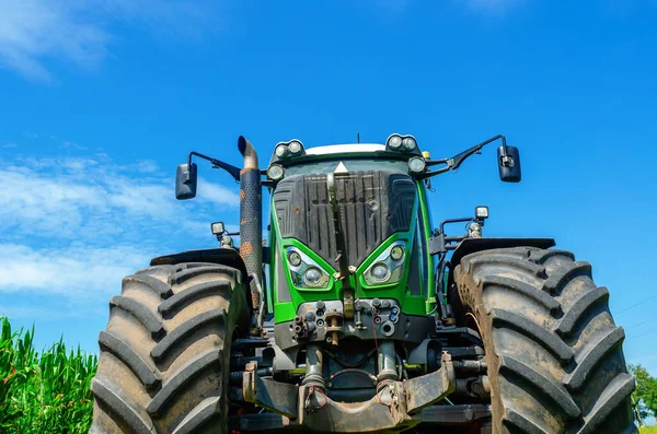 Large Tractor Summer Field Front View Blue Sky Background — Stock Photo, Image