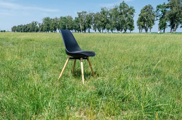 Μαύρη Καρέκλα Στο Χωράφι Πράσινο Γρασίδι Καλοκαίρι Μια Καρέκλα Σύμβολο — Φωτογραφία Αρχείου