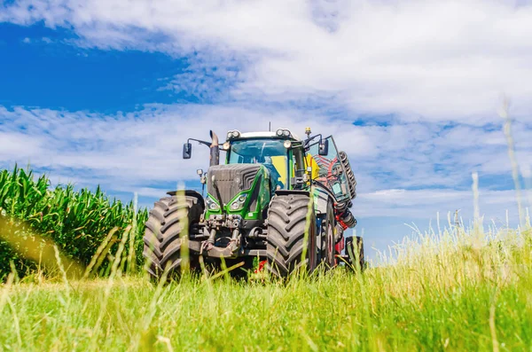 Kreativt Jordbrukslandskap Låg Vinkel Genom Gräs Till Traktor Med Fält — Stockfoto