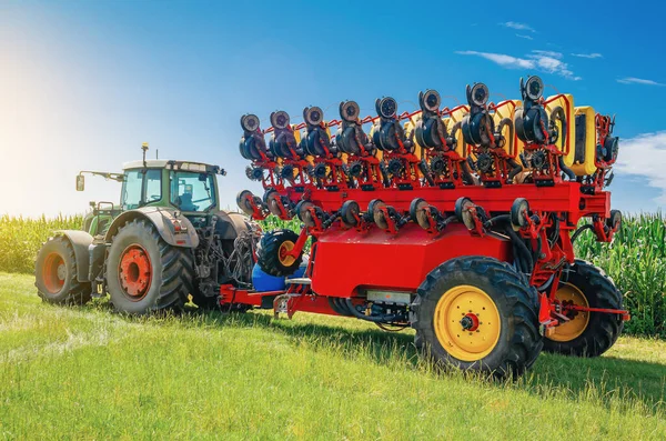 Zemědělské Stroje Bokem Kukuřičného Pole Velký Traktor Bílé Kumulativní Mraky Stock Snímky