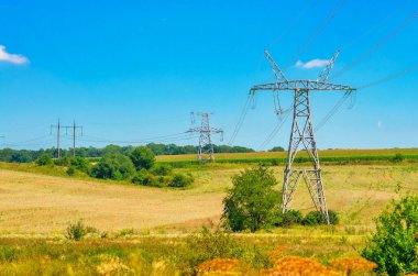 Yazın yüksek voltajlı elektrik direkleri. Elektrik enerjisi, enerji arzı