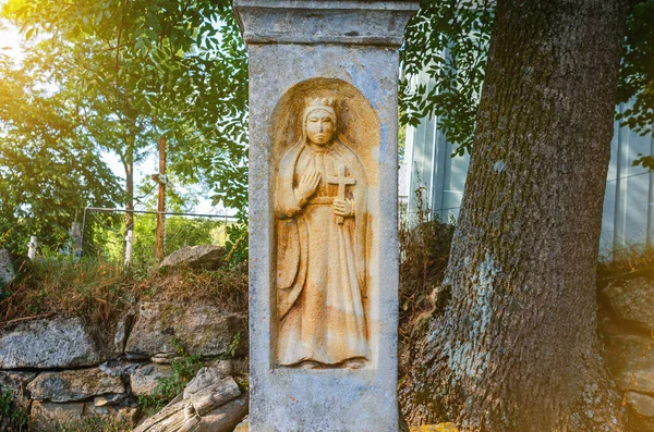 Kaba bir ağacın yakınındaki mezarlıktaki eski bir anıtta eski bir bas-rahatlama..