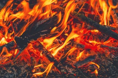 Ateş çukuru, ateş çukurunda yanan odun...