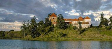 Küçük gölün üstündeki dağda antik bir kale..