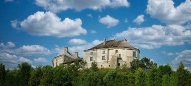 Küçük bir dağda antik bir Polonya kalesi. Olesko, Ukrayna 'da