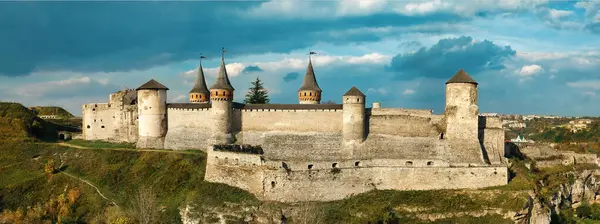 Uma Antiga Fortaleza Defensiva Sobre Uma Rocha Kamianets Podilskyi Ucrânia — Fotografia de Stock