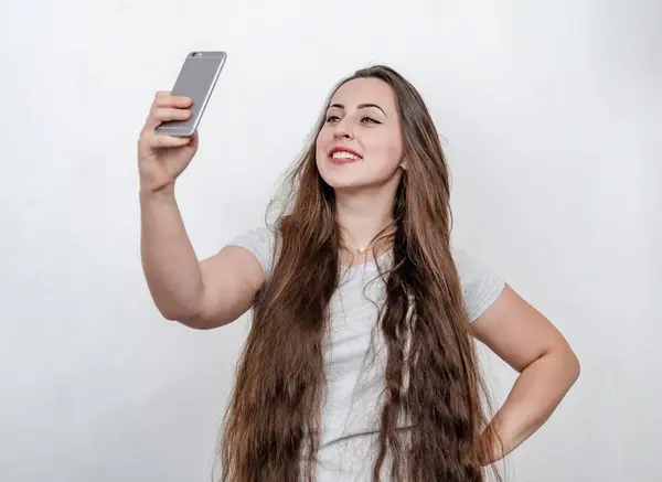 Mulher Atraente Com Longos Cabelos Escuros Sorrindo Tomando Selfie Telefone — Fotografia de Stock