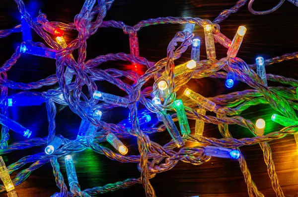 Kablolarında LED lambaları olan çok renkli yeni yıl çelenkleri. Yeni Yıl Dekorasyonu