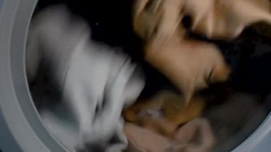 Profesyonel bir kuru temizlemecide elbiseleri kurutmak.