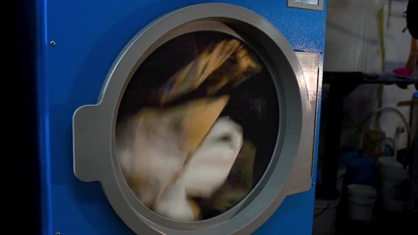 Lavandaria Grande Roupa Secagem Uma Máquina Lavar Roupa Profissional — Vídeo de Stock