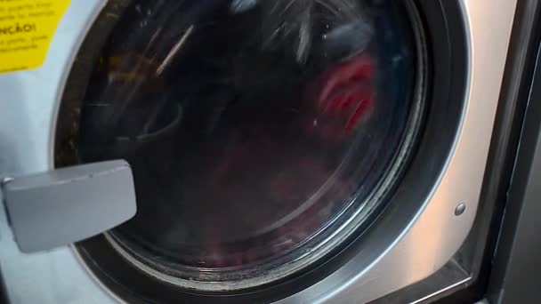 Profesyonel Bir Çamaşır Makinesinde Çamaşır Yıkamak Çamaşır Odası Penceresi Çamaşır — Stok video