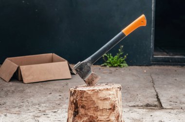 Bir kütüğe saplanmış odun kesmek için bir balta.