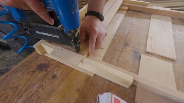 Artesão Uma Oficina Carpintaria Martelos Pregos Com Martelo Pneumático Fazendo — Vídeo de Stock