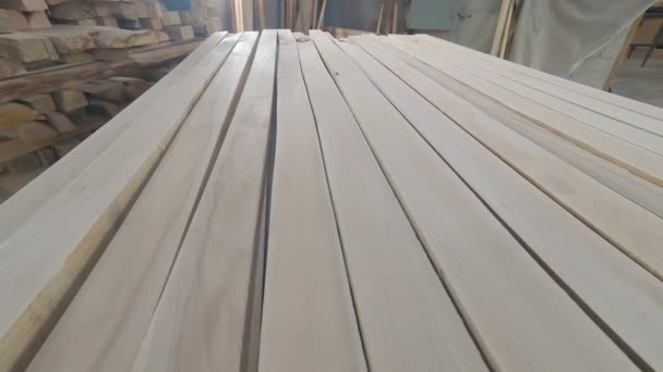 Drewniane Deski Ułożone Warsztacie Materiały Stolarskie Produkcji Wyrobów Drewna — Wideo stockowe
