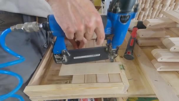 木工车间里的工匠用气压锤钉铁锤 制造凳子 — 图库视频影像
