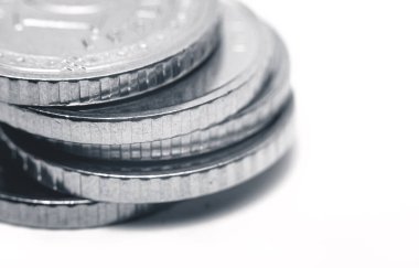 Düz olmayan bir yığın içinde birikmiş gümüş paraların yakın çekim tezgahları