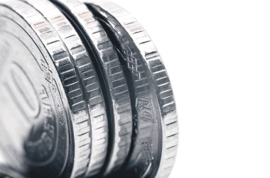 Düz olmayan bir yığın içinde birikmiş gümüş paraların yakın çekim tezgahları