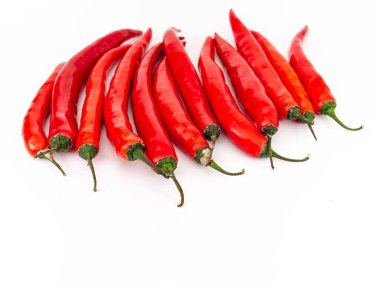 Beyaz arka planda uzun kırmızı biber çizgisi izole edildi. Vitaminler, sağlıklı yiyecekler..