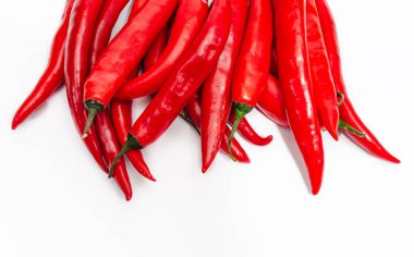 Dikey kırmızı biber demeti. Beyaz arka plan izole. Fotoğraftaki biberin bir parçası