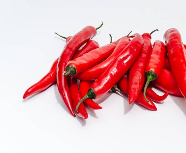 Kırmızı biber beyaz arka planda izole edilmiş. Kırmızı kırmızı biber. Bir demet taze acı biber..