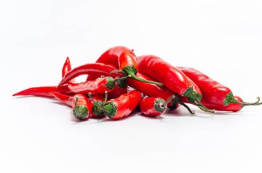 Kırmızı biber beyaz arka planda izole edilmiş. Kırmızı kırmızı biber. Bir demet taze acı biber..