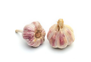 Beyaz arka planda iki baş çiğ sarımsak. Sarımsak izole edilmiş. Sağlık kavramı.