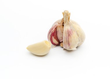 Beyaz arka planda, kırpma yolu ile izole edilmiş taze sarımsak. Bir diş sarımsak..