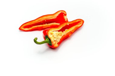 Beyaz arka planda izole edilmiş iki yarıya bölünmüş kırmızı biber. Yukarıdan görüntüle