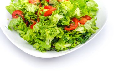 Beyaz kase doğranmış sebze, dereotu, domates, marul. Beyaz arkaplan, izole edilmiş, kopyalama alanı