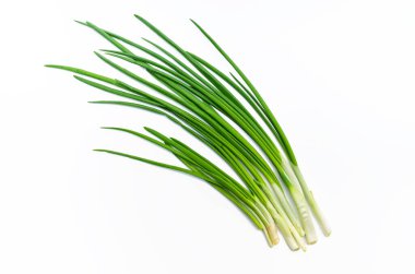 Beyaz arka plandaki yeşil soğanların üst görüntüsü izole edilmiş. Sağlıklı beslenme kavramı.