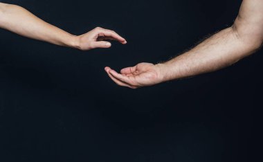 Kadın avuç içi, siyah elin üstünde.