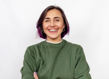 Kısa siyah saçlı çekici bir kadın çok mutlu gülümsüyor ve harika dişleri var.