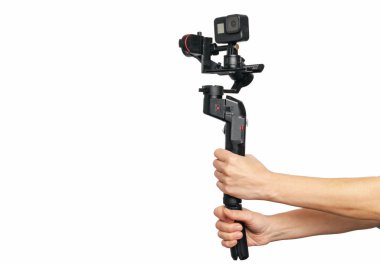 Modern siyah taşınabilir video ve fotoğraf dengeleyicisi beyaz arka planda kadınların elinde. Yan görünüm