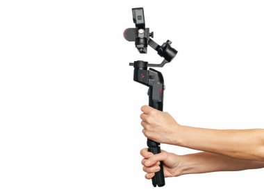 Modern siyah taşınabilir video ve fotoğraf dengeleyicisi beyaz arka planda kadınların elinde. Yan görünüm