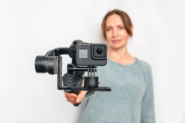 Modern taşınabilir video dengeleyici. Geçmişi bulanık bir kadın. Vlog ve video günlük kavramı