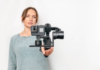 Modern taşınabilir video dengeleyici. Geçmişi bulanık bir kadın. Vlog ve video günlük kavramı