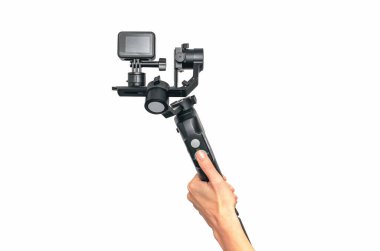 Beyaz arka planda izole edilmiş, modern siyah taşınabilir dengeleyici kullanan kadın..