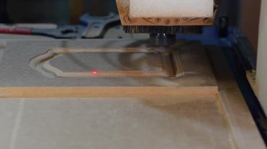 Bilgisayar kontrollü değirmen makinesiyle MDF panosunun değirmenlenmesi