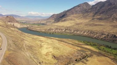 Dağlardaki nehrin havadan görünüşü