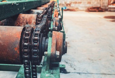 Eski bozuk şanzıman. Paslı metal zincir, şanzıman boşlukları. Paslı demir arka plan