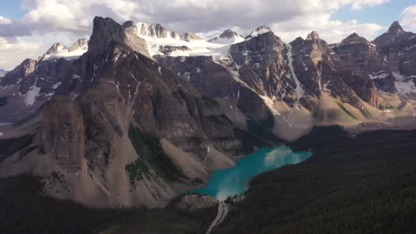 Vue Lac Moraine Canada Lac Bleu Montagne Entre Montagnes Enneigées — Video