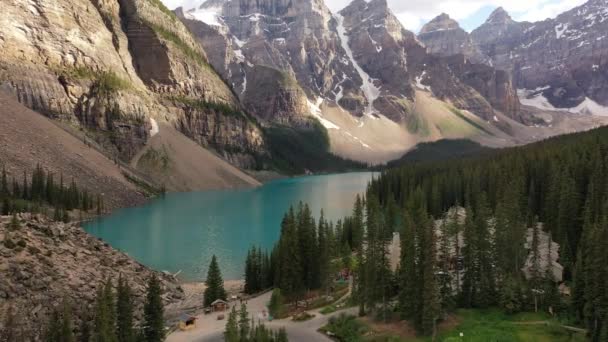 Vista Lago Moraine Canadá Montanha Lago Azul Entre Montanhas Cobertas — Vídeo de Stock