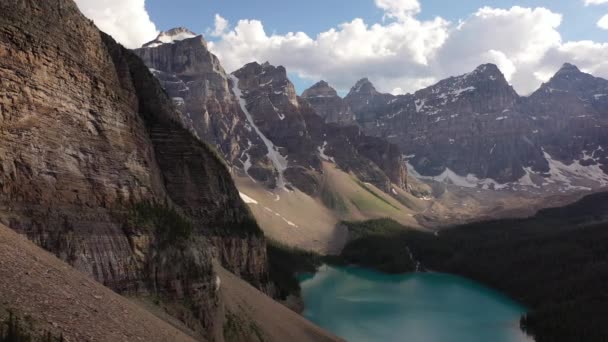 Moraine Gölü Manzarası Kanada Dağ Mavisi Göl Karla Kaplı Dağlar — Stok video