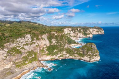 İnanılmaz kaya ve deniz manzarası. Beyaz dalga köpüğü kayalara çarpar. Nusa Penida Endonezya