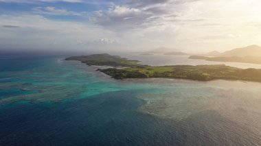 Fiji Adaları. Okyanus yıkama adasının turkuaz suları tropikal bitki örtüsünü kapladı. Seyahat kavramı