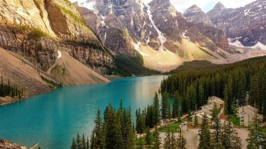 Banff Ulusal Parkı 'ndaki Moraine Gölü' nün sihirli manzarası, Kanada, On Tepe Vadisi. İlham verici bir fotoğraf.