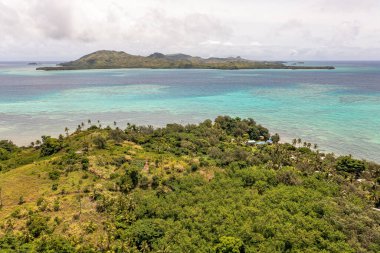Fiji Adaları. Okyanus yıkama adasının turkuaz suları tropikal bitki örtüsünü kapladı. Seyahat kavramı
