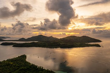 Okyanus üzerindeki yağmur bulutlarının dramatik manzarası. Yağmurlu siyah ve sarı bulutlar. Fiji Adası.